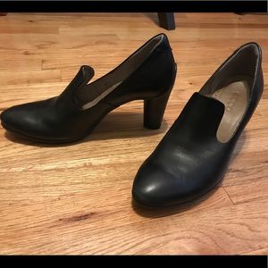Ecco black leather heels sz 38 - perfect condition